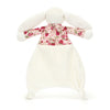 Doudou lapin Jellycat Blossom Cream Berry avec oreilles et haut fleuris, fond blanc