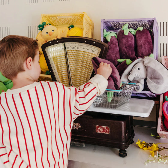 enfant jouant avec Peluche réversible Velvet l’éléphant Flipetz les déglingos