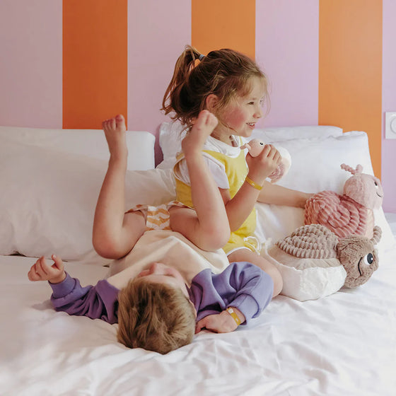enfants jouant avec Peluche douce et originale Speedou l’escargot