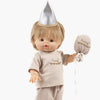 Ensemble Happy Birthday Minikane pour poupées Gordis 34 et 37 cm avec tenue, chapeau et ballon. Un adorable déguisement d’anniversaire fabriqué en France.