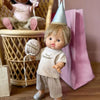 Ensemble Happy Birthday Minikane pour poupées Gordis 34 et 37 cm avec tenue, chapeau et ballon. Un adorable déguisement d’anniversaire fabriqué en France.