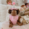 Ensemble anniversaire pour poupée – Cupcake rose Salli Collective