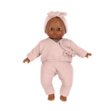  Poupée Babies Minikane portant un ensemble cache-cœur rose pétale en maille côtelée avec pantalon assorti
