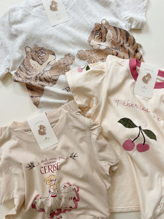 Ensemble short et t-shirt tigre Konges Slojd. Vêtements en coton bio pour enfant.