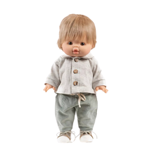  Poupée Gordis habillée avec l’ensemble Samy – top jersey gris et pantalon milleraie vert sauge – Minikane