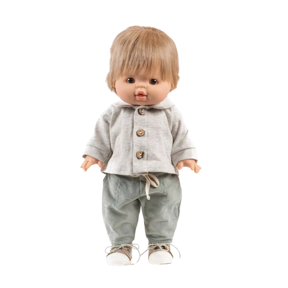 Poupée Gordis habillée avec l’ensemble Samy – top jersey gris et pantalon milleraie vert sauge – Minikane