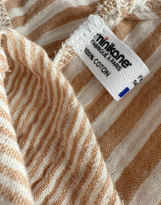 Ensemble top sans manches et short rayé beige pour poupée 34 cm – compatible Minikane.