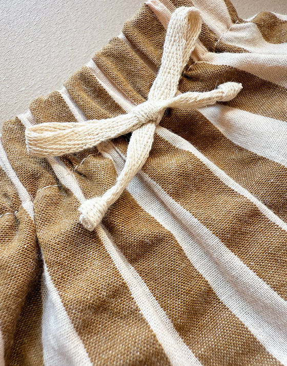 Ensemble t-shirt écru et short rayé camel pour poupée 34 cm – compatible Minikane.