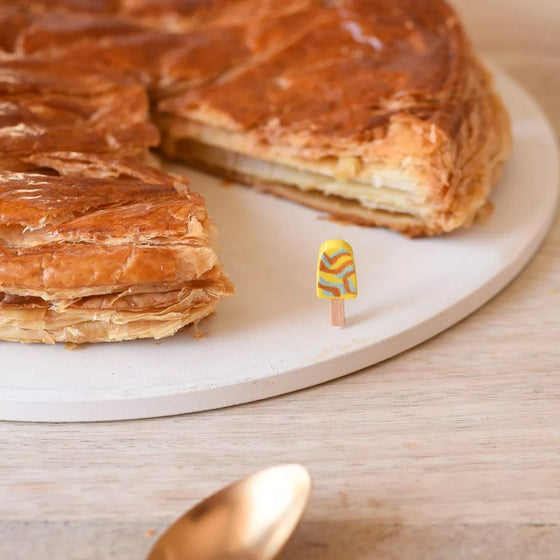 Fève Bâtonnet de Glace Baubels en porcelaine artisanale sur carte Les Jolies Fèves