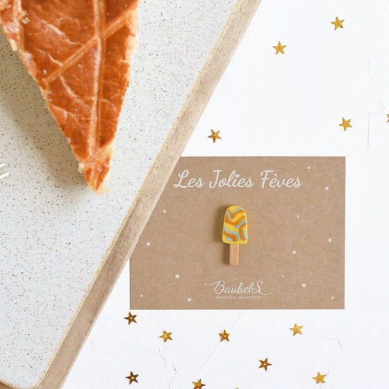 Fève Bâtonnet de Glace Baubels en porcelaine artisanale sur carte Les Jolies Fèves