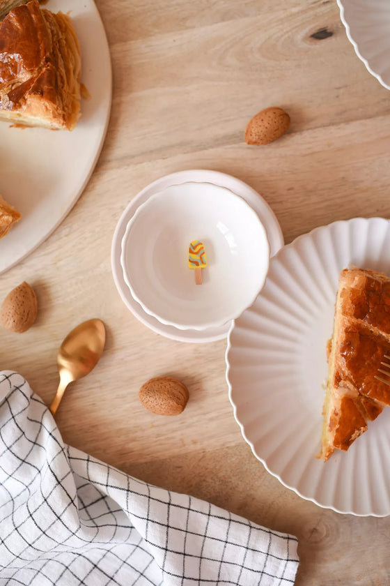 Fève Bâtonnet de Glace Baubels en porcelaine artisanale sur carte Les Jolies Fèves