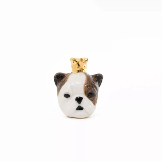Fève Bouledogue Baubels en porcelaine artisanale peinte à la main sur carte Les Jolies Fèves