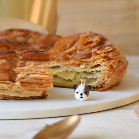Fève Bouledogue Baubels en porcelaine artisanale peinte à la main sur carte Les Jolies Fèves