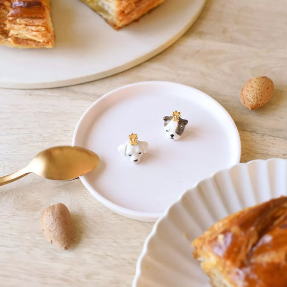 Fève Bouledogue Baubels en porcelaine artisanale peinte à la main sur carte Les Jolies Fèves