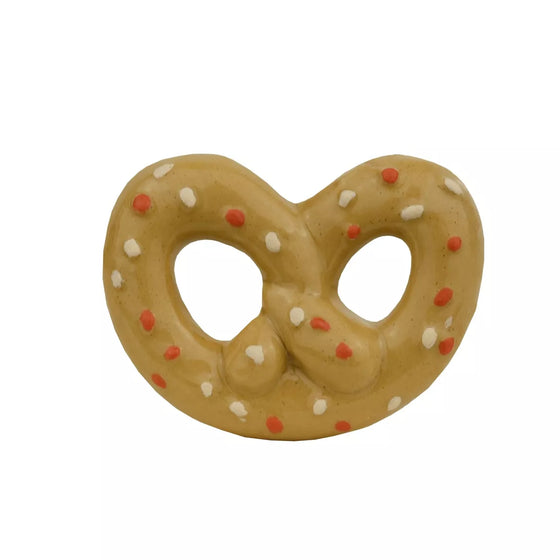 Fève Bretzel Baubels en porcelaine artisanale beige et dorée sur carte Les Jolies Fèves