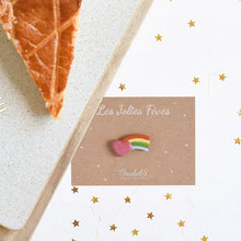  Fève Cœur Filant Baubels en porcelaine artisanale avec arc-en-ciel et cœur rose sur carte Les Jolies Fèves