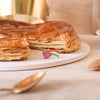 Fève Cœur Filant Baubels en porcelaine artisanale avec arc-en-ciel et cœur rose sur carte Les Jolies Fèves