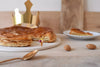 Fève Cornet de Glace Baubels en porcelaine artisanale sur carte Les Jolies Fèves