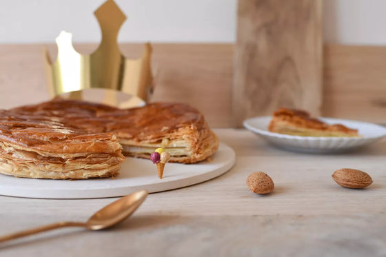 Fève Cornet de Glace Baubels en porcelaine artisanale sur carte Les Jolies Fèves