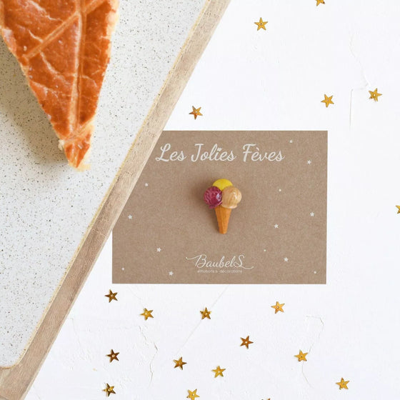 Fève Cornet de Glace Baubels en porcelaine artisanale sur carte Les Jolies Fèves