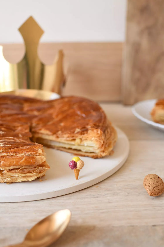 Fève Cornet de Glace Baubels en porcelaine artisanale sur carte Les Jolies Fèves