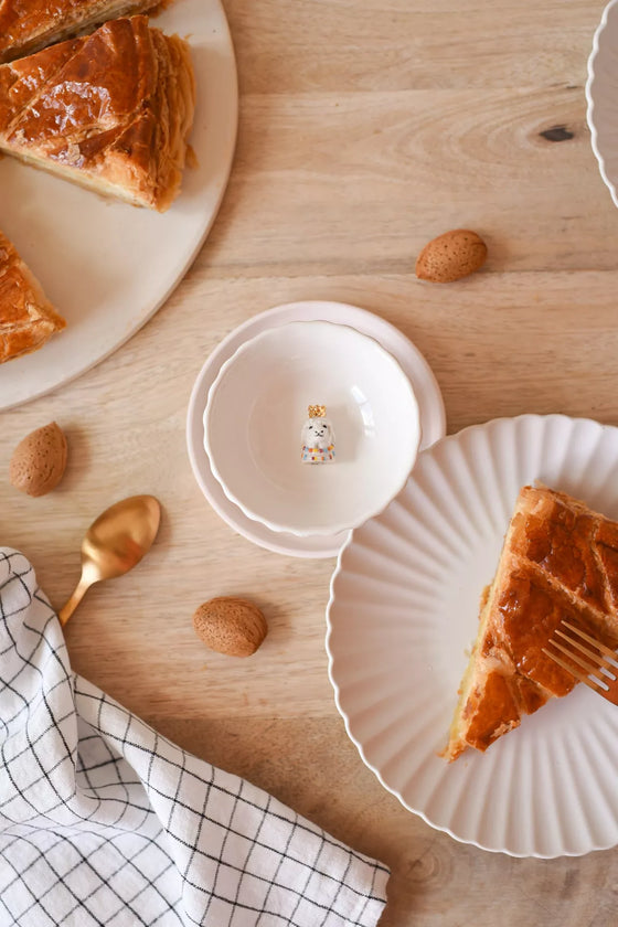 Fève Lama Baubels en porcelaine artisanale avec couronne dorée sur carte Les Jolies Fèves