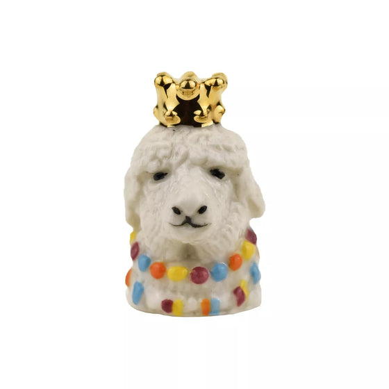 Fève Lama Baubels en porcelaine artisanale avec couronne dorée sur carte Les Jolies Fèves