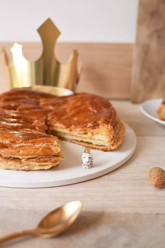 Fève Lama Baubels en porcelaine artisanale avec couronne dorée sur carte Les Jolies Fèves