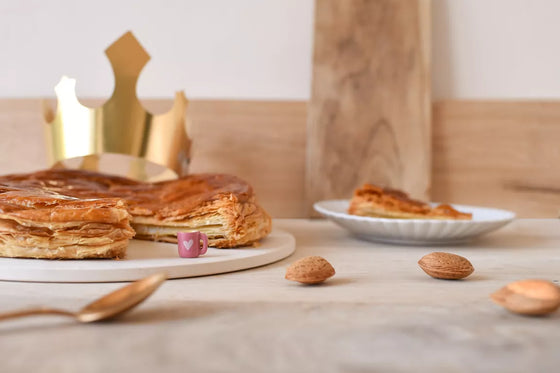 Fève Mug Rose Baubels en porcelaine artisanale avec cœur blanc sur carte Les Jolies Fèves