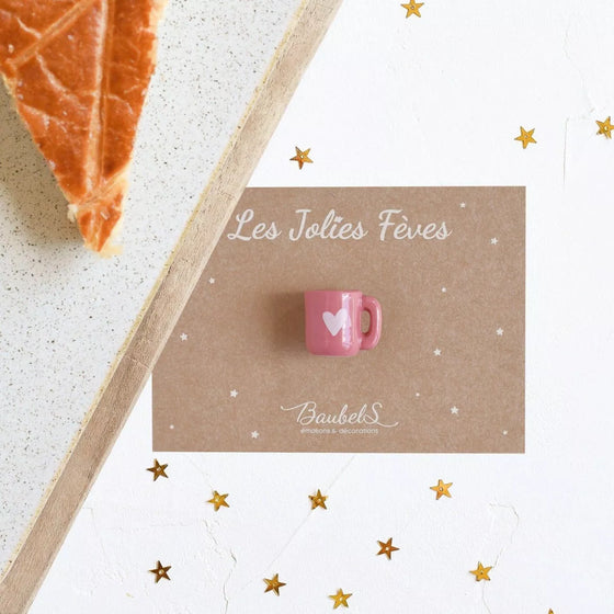 Fève Mug Rose Baubels en porcelaine artisanale avec cœur blanc sur carte Les Jolies Fèves