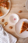 Fève Mug Rose Baubels en porcelaine artisanale avec cœur blanc sur carte Les Jolies Fèves