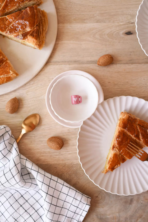 Fève Mug Rose Baubels en porcelaine artisanale avec cœur blanc sur carte Les Jolies Fèves