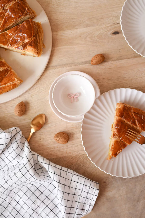 Fève Nœud Rose Baubels en porcelaine artisanale sur carte Les Jolies Fèves