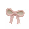 Fève Nœud Rose Baubels en porcelaine artisanale sur carte Les Jolies Fèves