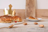 Fève Pastèque Baubels en porcelaine artisanale en forme de tranche de pastèque sur carte Les Jolies Fèves