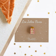  Fève Pop Corn Baubels en porcelaine artisanale rose et dorée sur carte Les Jolies Fèves