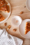 Fève Pop Corn Baubels en porcelaine artisanale rose et dorée sur carte Les Jolies Fèves