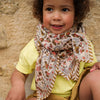 Foulard Daisy Bellemme – foulard en coton bio grand format, imprimé fleuri aux teintes automnales pour femme et enfant.
