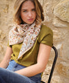 Foulard Daisy Bellemme – foulard en coton bio grand format, imprimé fleuri aux teintes automnales pour femme et enfant.