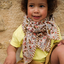  Foulard Daisy Bellemme – foulard en coton bio grand format, imprimé fleuri aux teintes automnales pour femme et enfant.