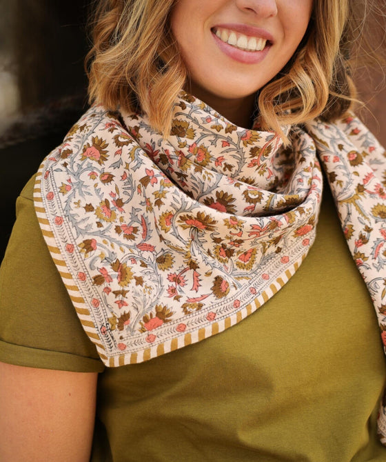 Foulard Daisy Bellemme – foulard en coton bio grand format, imprimé fleuri aux teintes automnales pour femme et enfant.