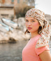Foulard Daisy Bellemme – foulard en coton bio grand format, imprimé fleuri aux teintes automnales pour femme et enfant.