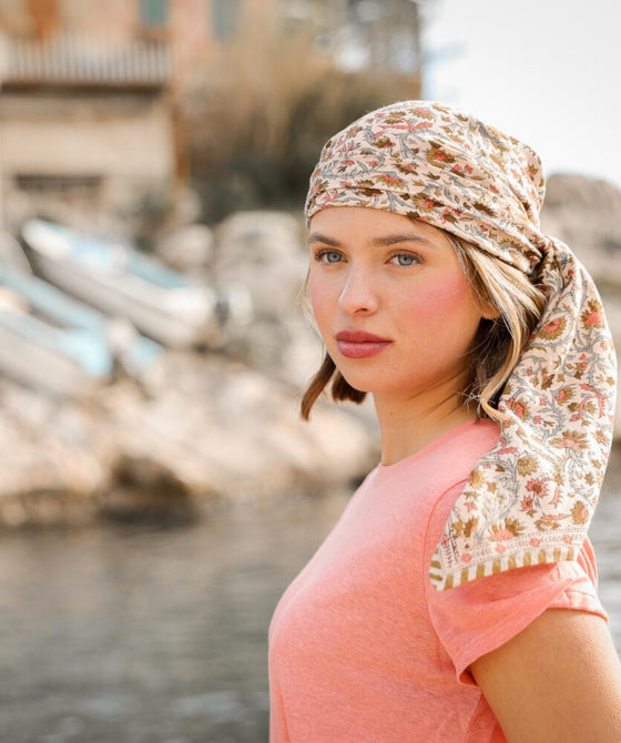 Foulard Daisy Bellemme – foulard en coton bio grand format, imprimé fleuri aux teintes automnales pour femme et enfant.