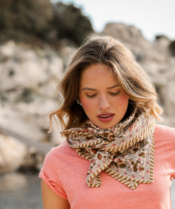 Foulard Daisy Bellemme – foulard en coton bio grand format, imprimé fleuri aux teintes automnales pour femme et enfant.