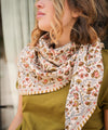 Foulard Daisy Bellemme – foulard en coton bio grand format, imprimé fleuri aux teintes automnales pour femme et enfant.