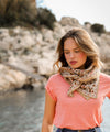 Foulard Daisy Bellemme – foulard en coton bio grand format, imprimé fleuri aux teintes automnales pour femme et enfant.