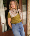 Foulard Daisy Bellemme – foulard en coton bio grand format, imprimé fleuri aux teintes automnales pour femme et enfant.