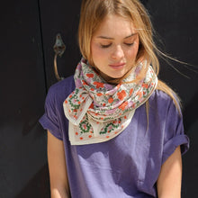  Foulard Ellis Clémentine Bellemme – foulard imprimé fleuri en coton bio, accessoire éthique et élégant pour femme et enfant.