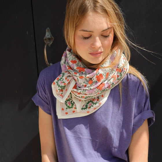 Foulard Ellis Clémentine Bellemme – foulard imprimé fleuri en coton bio, accessoire éthique et élégant pour femme et enfant.
