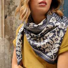  foulard Hindi Bandana Encre Bellemme porté autour du cou – accessoire bohème chic en coton